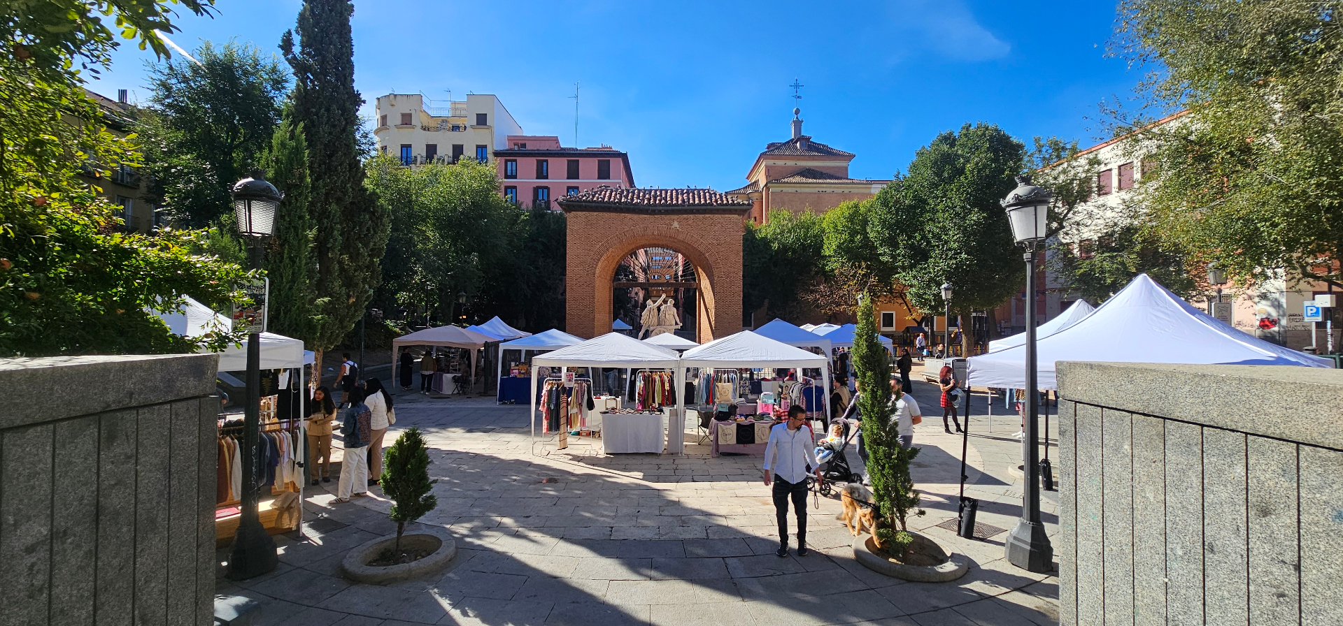 Carpas del market de MADRIZ CON ZETA frente al arco de la Plaza del 2 de Mayo